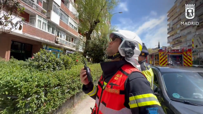 Tres intoxicados leves en el incendio de un bajo en Ciudad Lineal