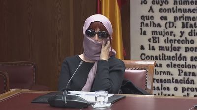 La expareja de Koldo acude al Senado con parte del rostro tapado y se acoge a su derecho a no declarar