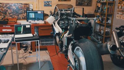 Charlie: el mecánico y motero que da vida a máquinas legendarias