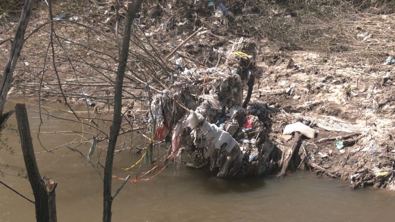 La ribera del río Guadarrama se convierte en un vertedero tras las inundaciones