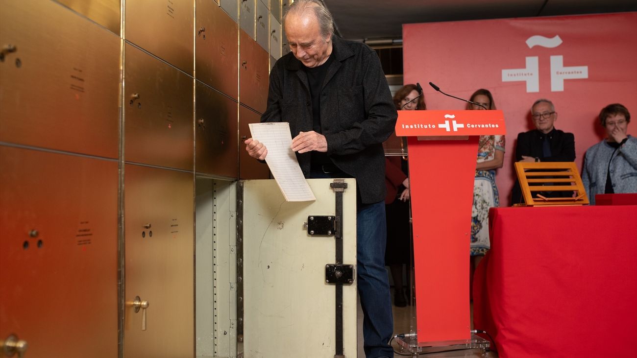 El legado de Joan Manuel Serrat ya es parte de la Caja de las Letras del Instituto Cervantes