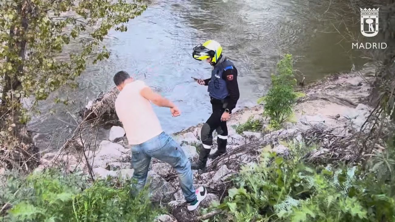 Un policía fuera de servicio rescata a un ciclista que cayó al Manzanares y está grave