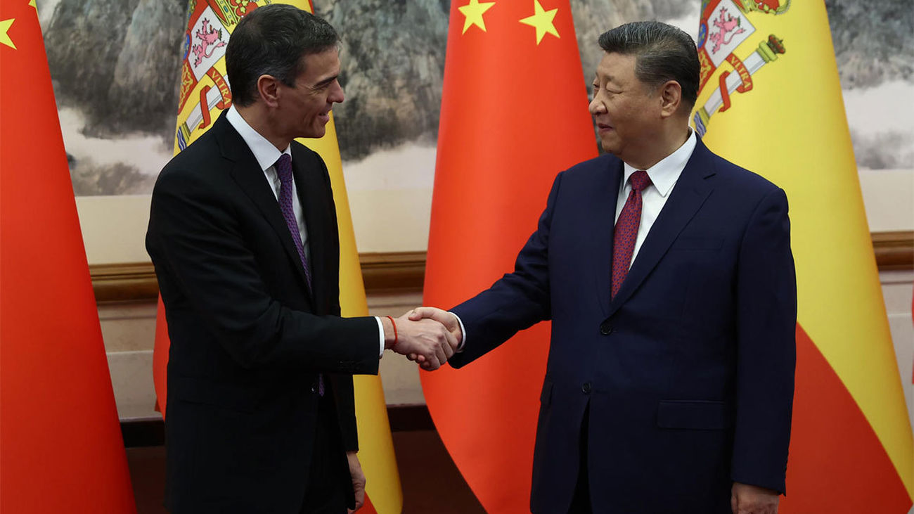 El viaje de Sánchez a China genera controversia por el momento elegido