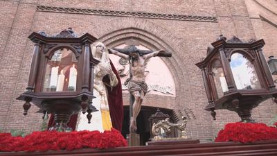 El tiempo acompaña la salida del Cristo del Perdón en Puente de Vallecas