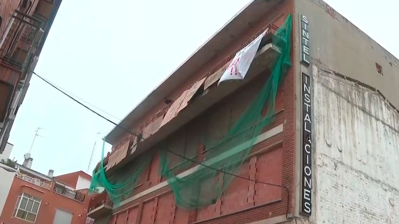 Grupos de extrema izquierda montan una escuela okupa en un edifico en Carabanchel