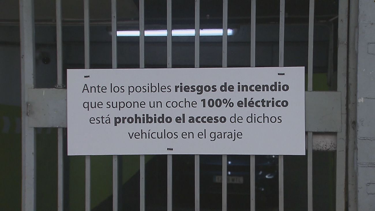 "Prohibidos coches eléctricos": un parking de Madrid veta a estos vehículos por el riesgo de incendio