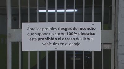 "Prohibidos coches eléctricos": un parking de Madrid veta a estos vehículos por el riesgo de incendio