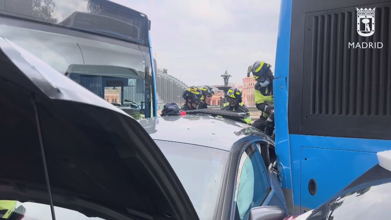 Un conductor de la EMT sufre un síncope y choca contra 5 coches y otro bus urbano en Atocha