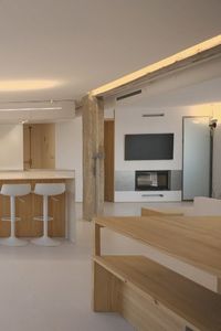 Un hogar con alma en Madrid: Dos casas unidas por la memoria familiar y una viga hormigón