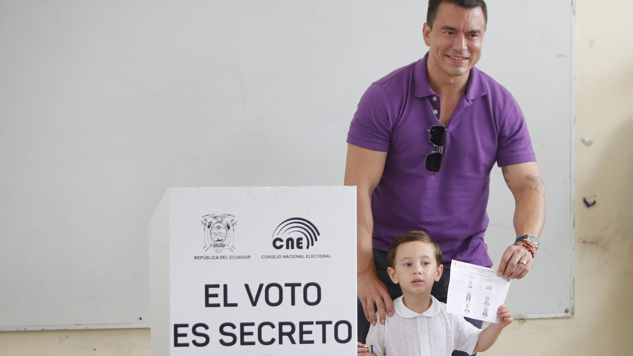 El presidente de Ecuador y candidato a la reelección, Daniel Noboa, vota acompañado de uno de sus hijos