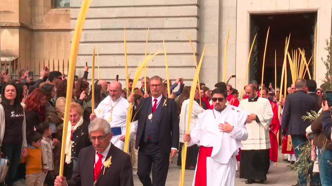 Madrid arranca la Semana Santa con la bendición de palmas en la catedral de la Almudena
