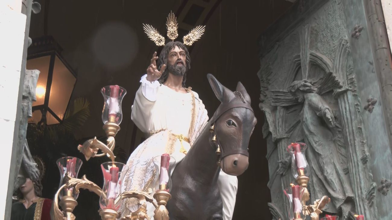 Emotiva salida de la Borriquita bajo la lluvia de la Catedral de la Almudena