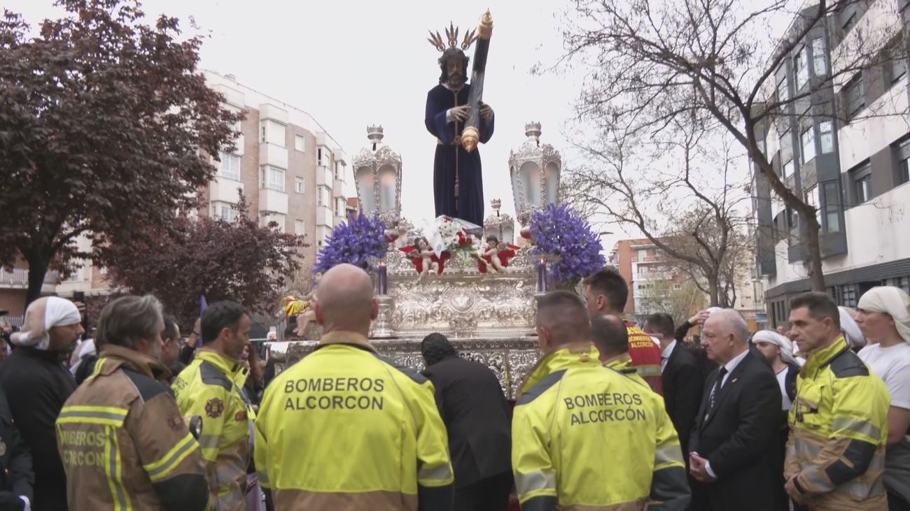 Levantada de Nuestro Padre Jesús Nazareno en homenaje a los bomberos fallecidos en el incendio de Alcorcón