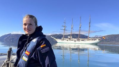 Nuevas imágenes de la Princesa Leonor a bordo del buque Elcano, que llega a mitad de la travesía