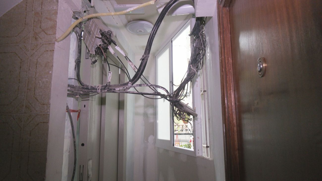 El ascensor fantasma de Moratalaz: unos cables paralizan su instalación