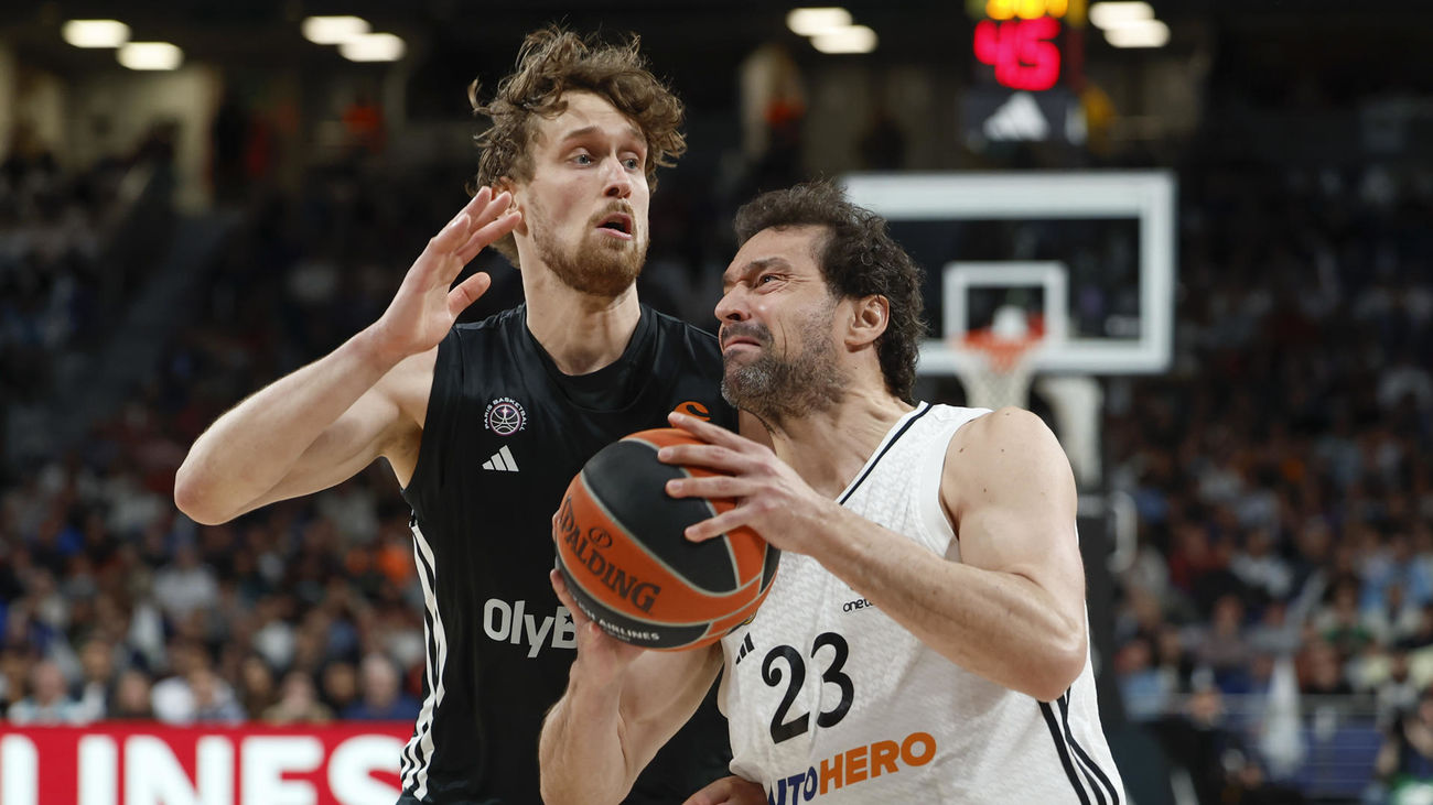 Sergio Llull disputa un balón con Mikael Jantunen en el play in de Euroliga