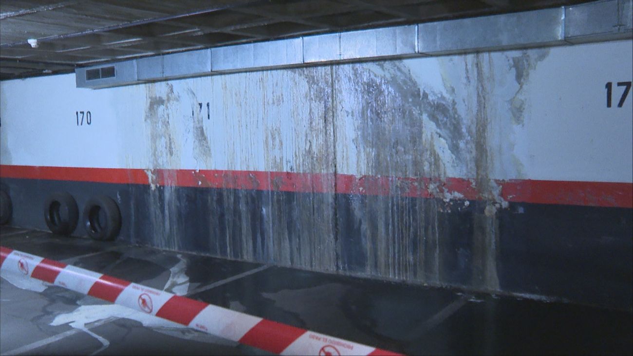 Aguas fecales en un garaje de la calle Illescas por la rotura de un colector