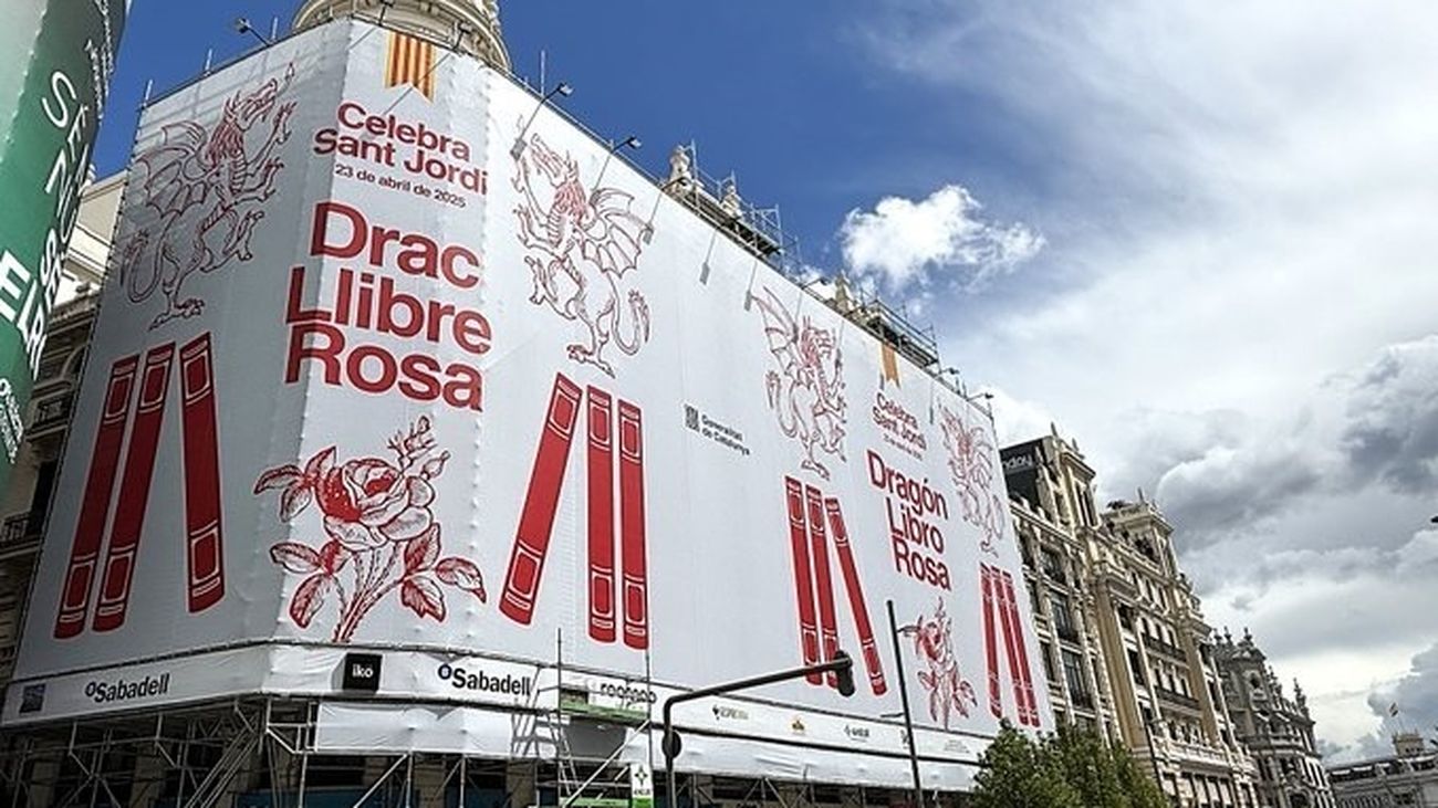 Lona de la Generalitat catalana con motivo de la celebarción de Sant Jordi en Madrid