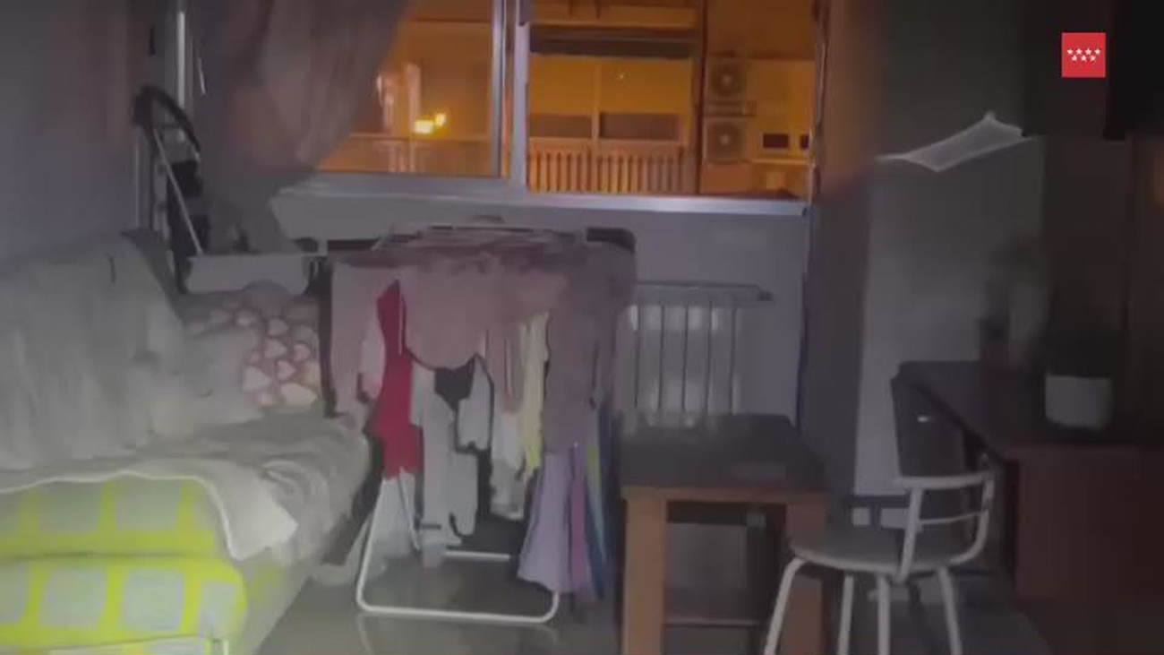 Los bomberos extinguen un incendio en una  vivienda en Getafe