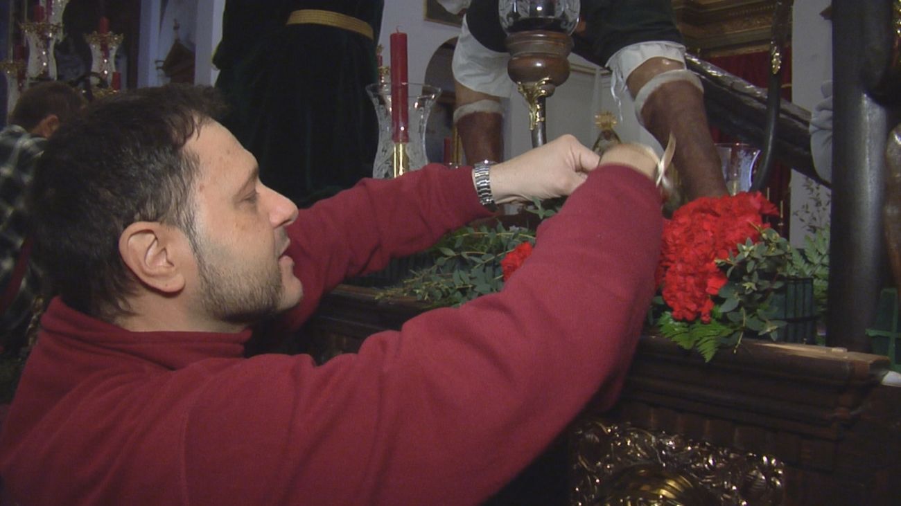 1.600 flores adornan el paso del Cristo de las Tres Caídas este Miércoles Santo