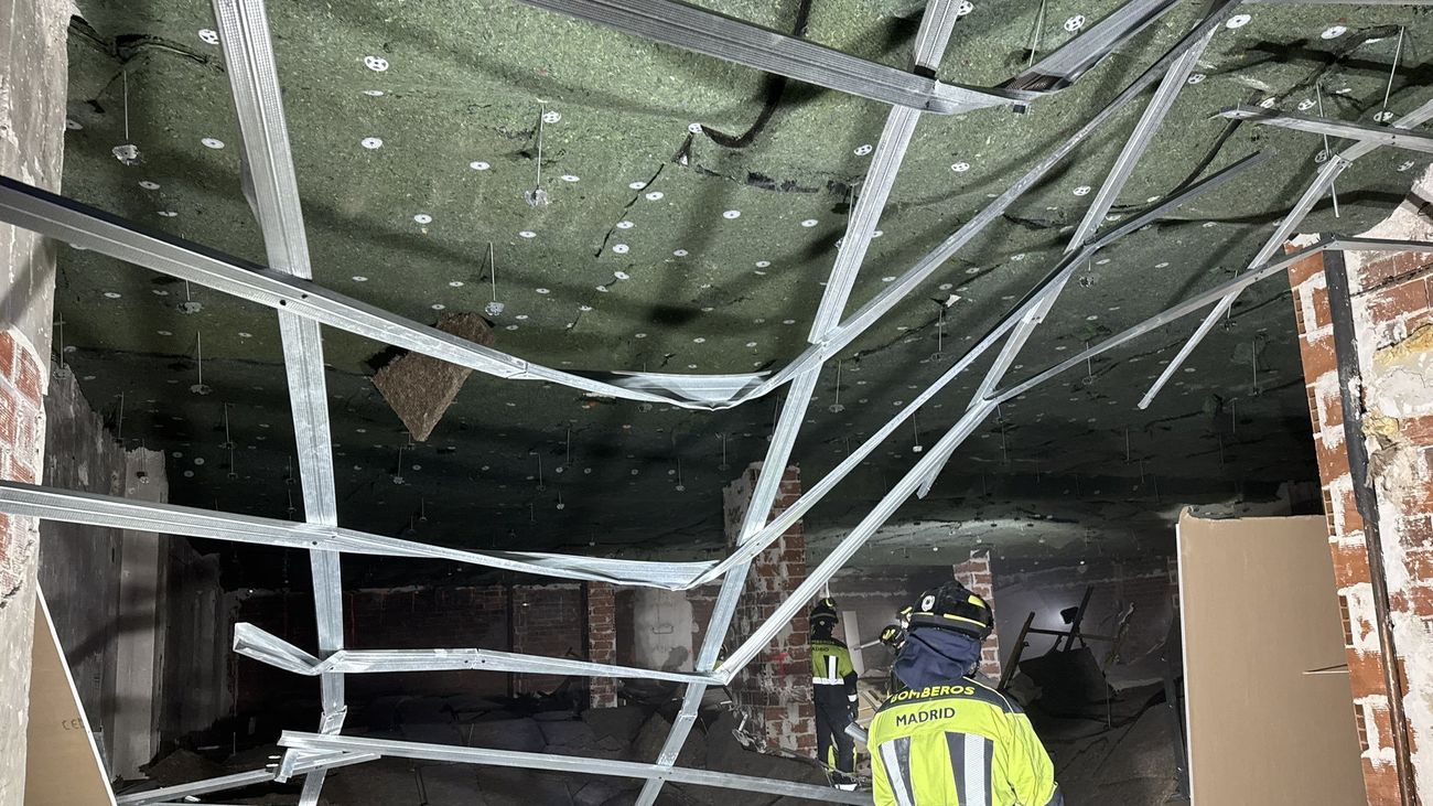 Cinco trabajadores heridos en el derrumbe de un techo en la calle Velázquez de la capital