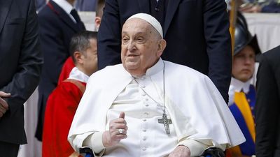 El Papa no acude a la misa de Jueves Santo y visita a los presos de una cárcel