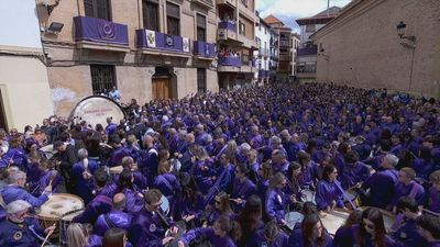 Miles de tambores suenan en la Rompida de la Hora de Calanda, Teruel