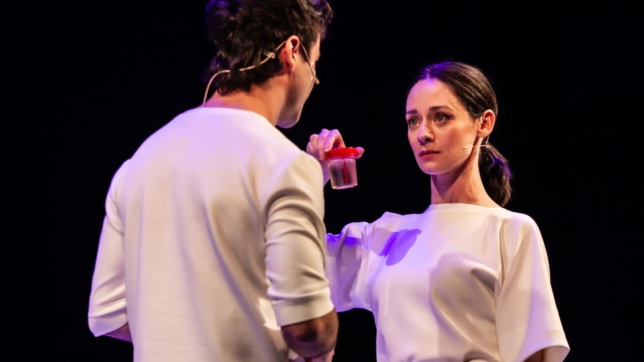 Últimas funciones de 'El efecto' en Teatros del Canal, una tragicomedia sobre el amor y la ciencia