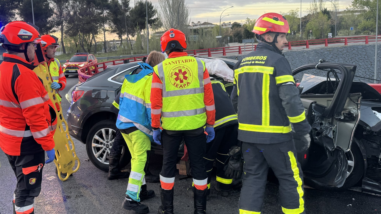 Herido al colisionar contra la valla de una rotonda elevada en Pozuelo