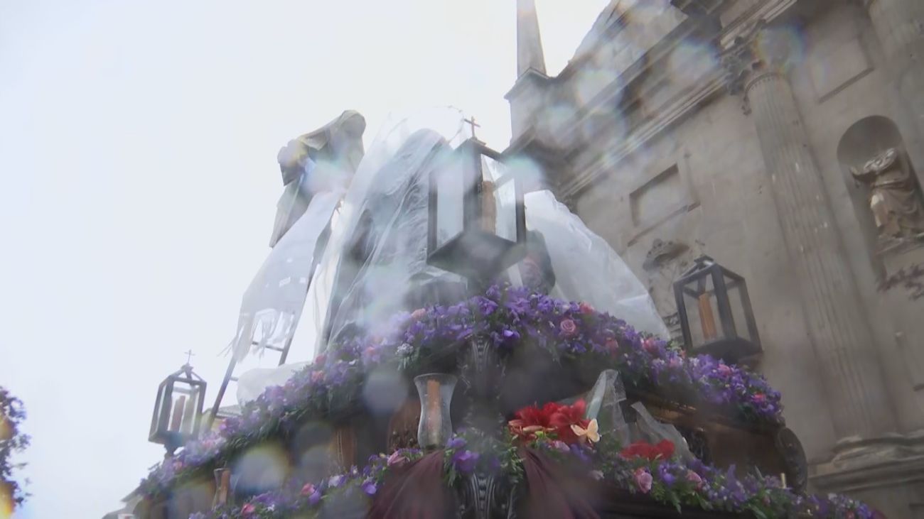 La lluvia trunca las procesiones de Viernes Santo en Madrid y Alcalá de Henares