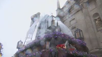 La lluvia trunca las procesiones de Viernes Santo en Madrid y Alcalá de Henares
