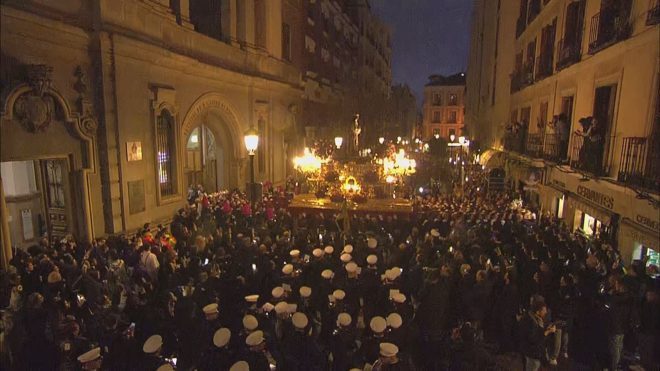 Procesión suspendida por lluvia: el Cristo de Medinaceli recibe devoción en la puerta de la Basílica