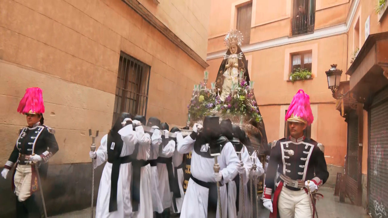 Los Siete Dolores sale a las calles de Madrid a pesar de la lluvia