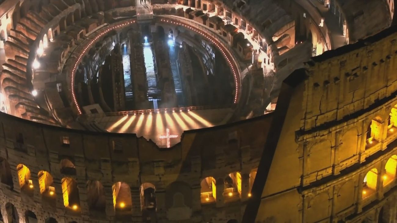 Las meditaciones del Papa guían el Vía Crucis en el Coliseo romano sin su presencia