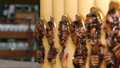 Así se elaboran las velas que acompañan a los pasos en las procesiones de Semana Santa
