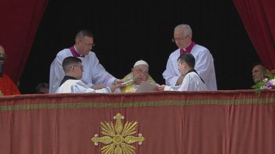 El Papa imparte la bendición 'Urbi et Orbi' y desea "buena Pascua" desde San Pedro