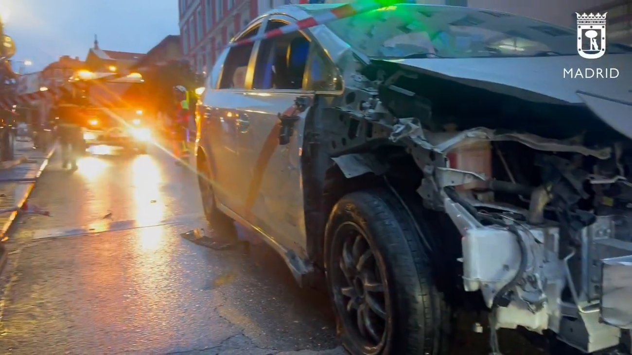 Un taxi se estrella contra un andamio en la calle San Bernardo