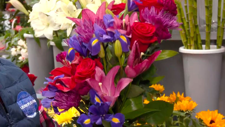 Ramo de lirios y más flores / redacción