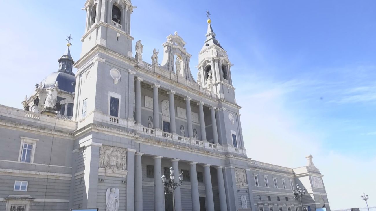 Suenan las campanas de la catedral de La Almudena por la muerte del papa Francisco