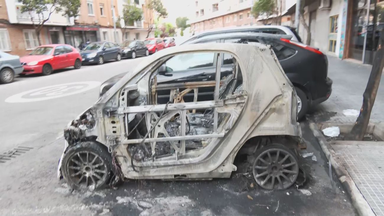 Tres vehículos calcinados en Alcalá tras un incendio con trasfondo vecinal