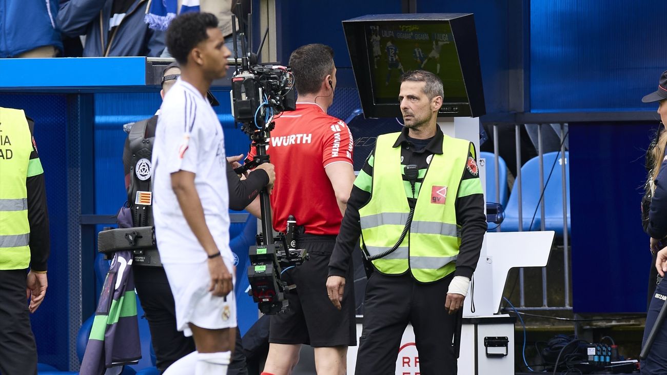 Árbitro revisando una acción en el VAR