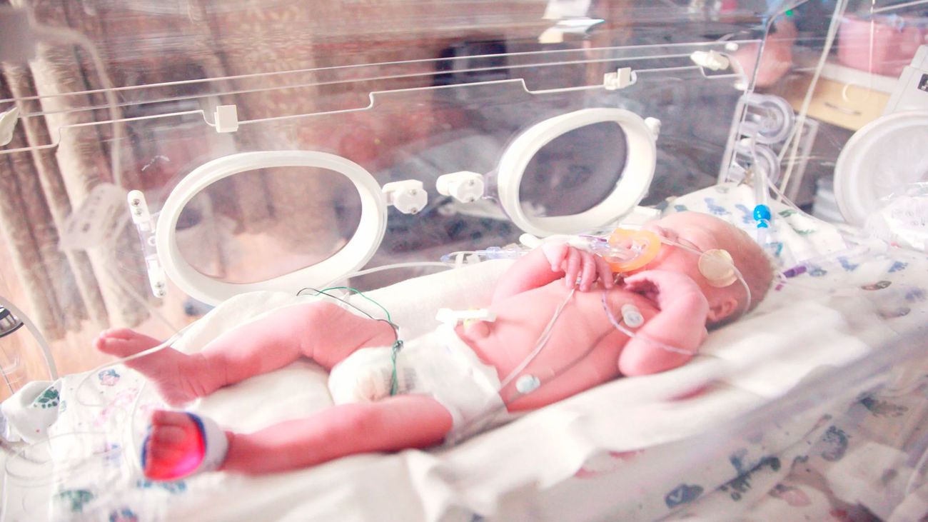 Detectado en Madrid el primer caso de un bebé con "síndrome del niño burbuja", gracias a la prueba del talón