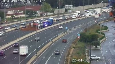 Reabierta la A-3 hacia Madrid tras retirarse el camión accidentado en Aldaia, Valencia