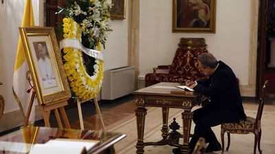 La Nunciatura Apostólica abre sus puertas a los ciudadanos para que firmen en el libro de condolencias