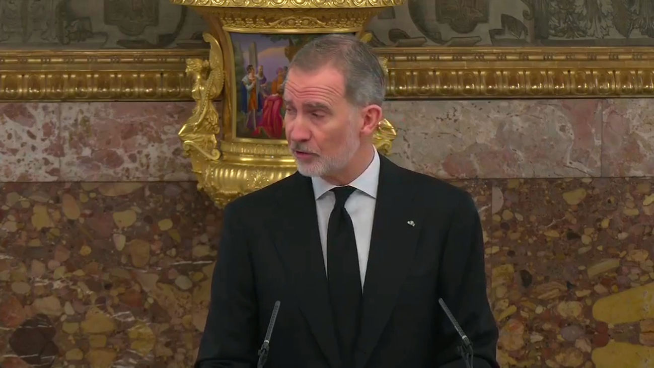 El rey recuerda al papa Francisco como "un enorme faro ético" del mundo