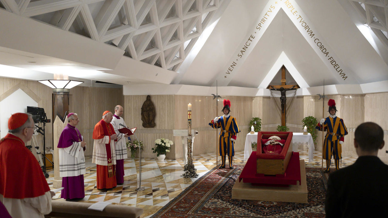 El Vaticano difunde las primeras imágenes del papa Francisco tras su muerte