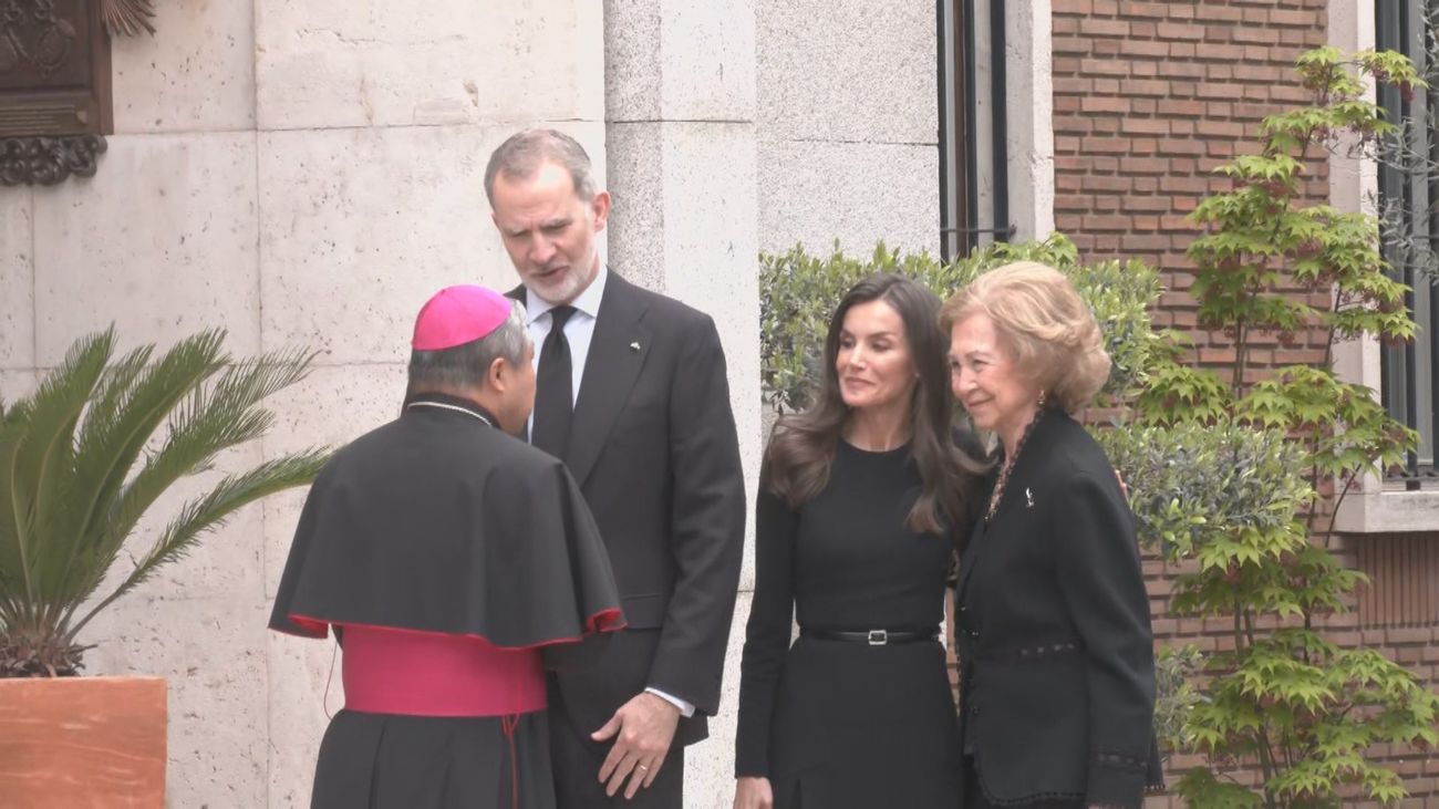 Los reyes firman el libro de condolencias del Papa: "Figura irrepetible que trasciende lo eclesiástico"