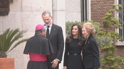 Los reyes firman el libro de condolencias del Papa: "Figura irrepetible que trasciende lo eclesiástico"