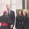 Los reyes junto con la reina emérita firman en el libro de condolencias de la Nunciatura por el papa Francisco