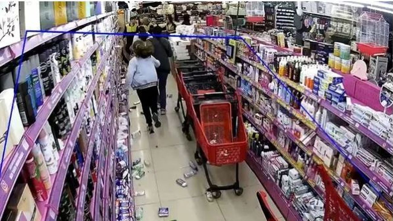 Unas 150 personas heridas por saltar en pánico de edificios durante terremoto en Estambul